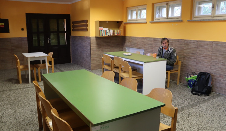 Pro přerovské bezdomovce se během zimních mrazů otevře noční "sedárna"