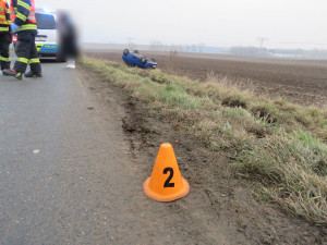 FOTO: Dvacetiletá řidička nezvádla ve velké rychlosti zatáčku a skončila s autem v poli