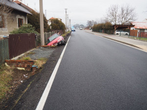 Opilý řidič skončil se svou Felicií v příkopu