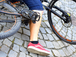 Opilý cyklista jel křížem krážem po silnici, spanilou jízdu ukončili až policisté