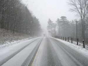 Silnice v nížinách i na horách v kraji mohou být kvůli sněhu kluzké