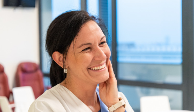 Sestřička z olomoucké nemocnice soutěží o titul Sestra sympatie 2019. Pomůžete jí dostat se do finále?