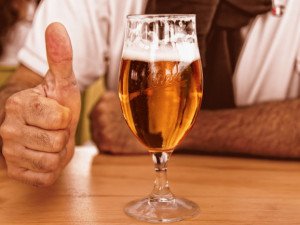 Muž vzal v restauraci náhodné hosty na panáky alkoholu, na zaplacení útraty neměl peníze