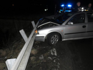FOTO: I přes zákaz řídila automobil a ujížděla policejní hlídce, jízdu ukončil až náraz do svodidel