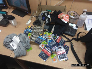 Muž si chtěl bez placení odnést zboží. Částka ukradeného lupu překročila šest tisíc korun