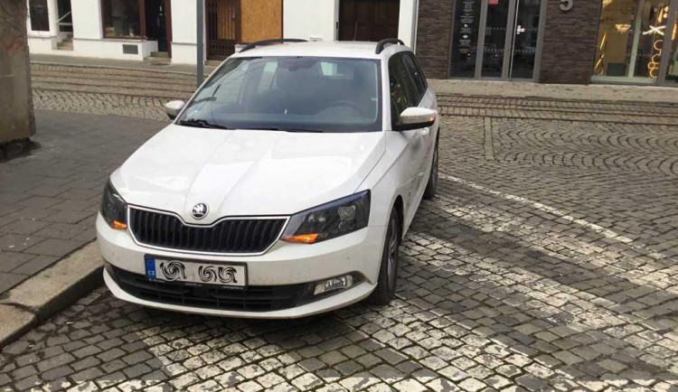 Zajel si pro rohlíky a parkoval, kde neměl, to vše se zákazem řízení