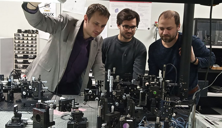 Odborníkům z olomoucké přírodovědy a fyzikálního ústavu se podařilo sestrojit unikátní kvantové pravítko