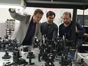 Odborníkům z olomoucké přírodovědy a fyzikálního ústavu se podařilo sestrojit unikátní kvantové pravítko