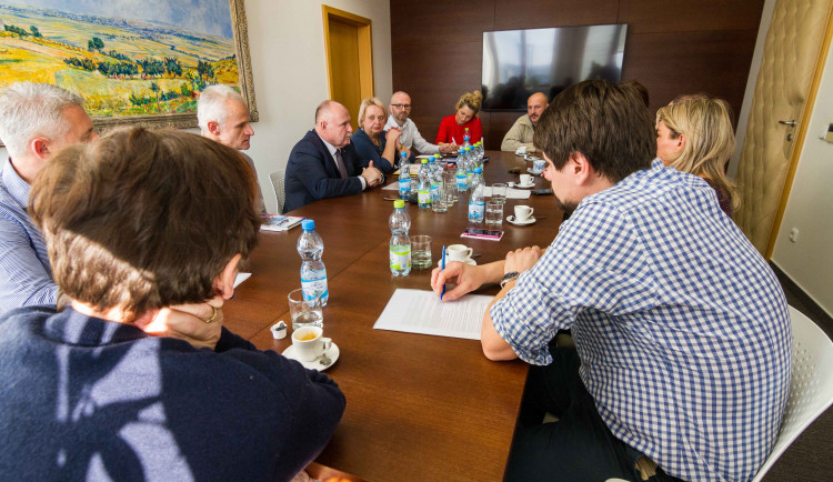 Lidé z Náměště na Hané jednali s hejtmanem o plánované výstavbě domu pro hendikepované