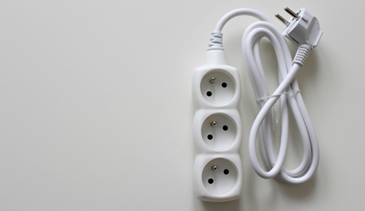 Na náměstí se pohyboval muž zabalený jen v koberci a omotaný prodlužovačkou. Točil klip na sociální sítě