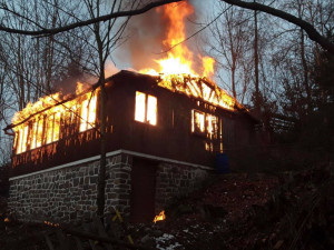 AKTUÁLNĚ: Pět hasičských jednotek zasahuje u požáru chaty na Přerovsku