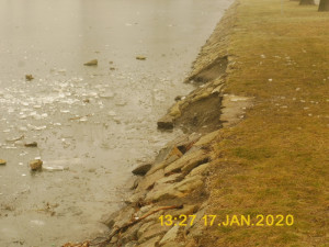 Dvojice hochů si krátila dlouhou chvíli vylamováním kamenů z hráze rybníka