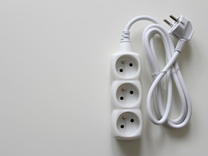 Na náměstí se pohyboval muž zabalený jen v koberci a omotaný prodlužovačkou. Točil klip na sociální sítě