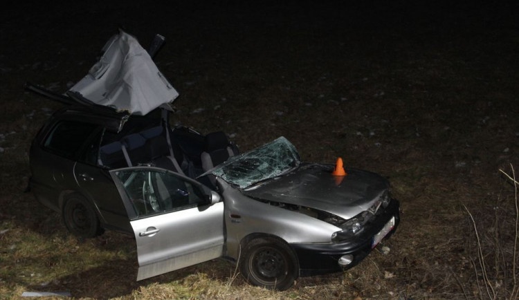 FOTO: Dvaadvacetiletá řidička nezvládla zatáčku, s autem narazila do stromu a skončila v poli