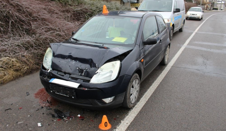 FOTO: Seniorka nedobrzdila a narazila do cisterny před ní