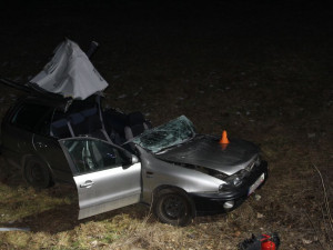 FOTO: Dvaadvacetiletá řidička nezvládla zatáčku, s autem narazila do stromu a skončila v poli
