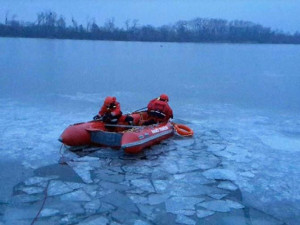 FOTO: Hasiči zachraňovali v jednom z tovačovských rybníků srnku, propadl se pod ní led