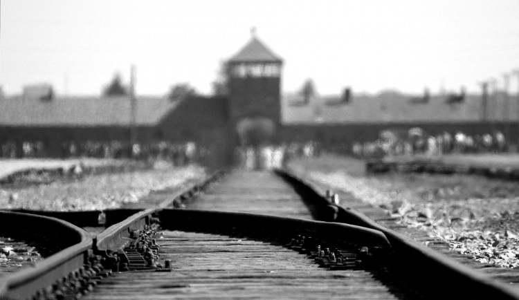 DRBNA HISTORIČKA: Pětasedmdesáté výročí obětí holokaustu. Jak na tuto tragédii vzpomíná Olomouc?