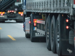 Město bojuje s neukázněnými řidiči kamionů. Od loňského roku jejich počet klesá