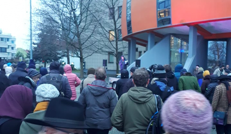 Lidé včera před krajským úřadem v Olomouci protestovali proti záboru půdy u Hněvotína