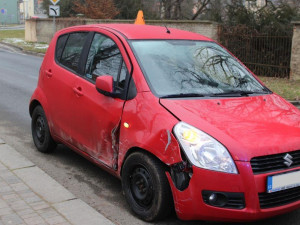 Při řízení nezvládla zatáčku a poškodila auto i zábradlí