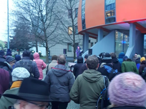 Lidé včera před krajským úřadem v Olomouci protestovali proti záboru půdy u Hněvotína