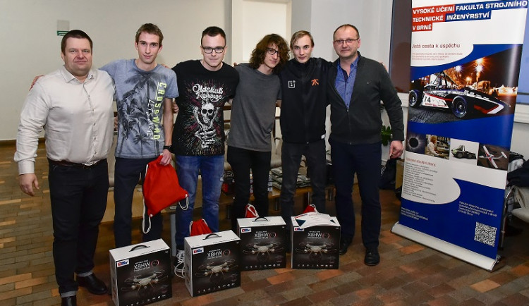 FOTO: Studenti ze Slovanského gymnázia zvítězili v soutěži Roboti@FSI na VUT v Brně