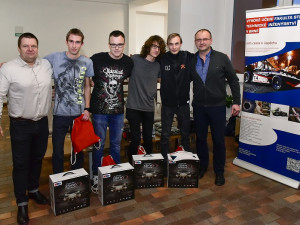 FOTO: Studenti ze Slovanského gymnázia zvítězili v soutěži Roboti@FSI na VUT v Brně
