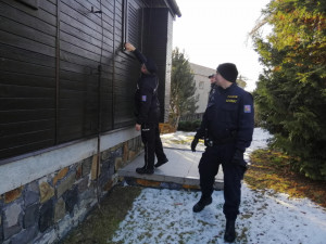 I v zimě je důležité chatu občas navštívit, radí policisté, kteří provádí kontrolu rekreačních oblastí