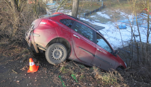 Řidič nezvládl jízdu na náledí, se spolujezdkyní skončili v nemocnici