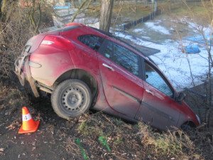 Řidič nezvládl jízdu na náledí, se spolujezdkyní skončili v nemocnici