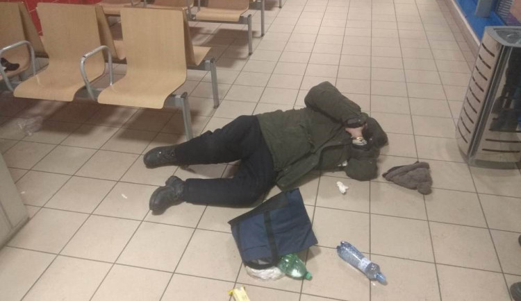 Bezdomovec se chtěl dostat na záchytku nebo do nemocnice, předstíral opilost