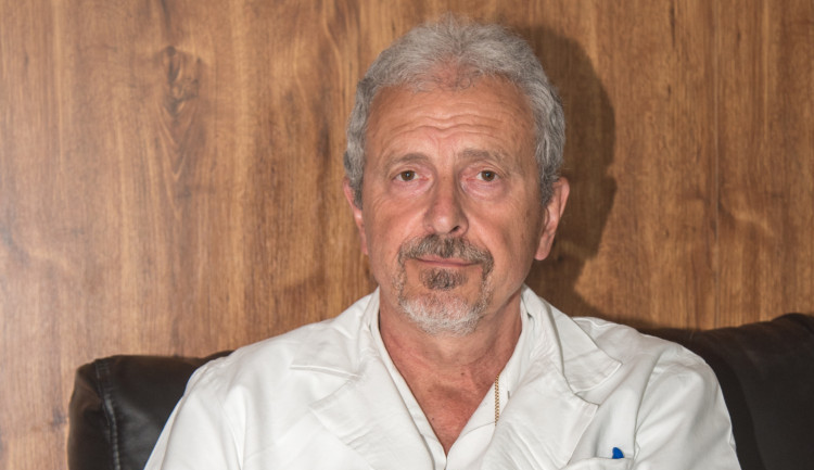 Zemřel přednosta plicní kliniky fakultní nemocnice v Olomouci Vítězslav Kolek