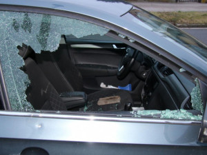 Neznámý lupič vykradl auto na Olomoucku, hrozí mu až pět let ve vězení