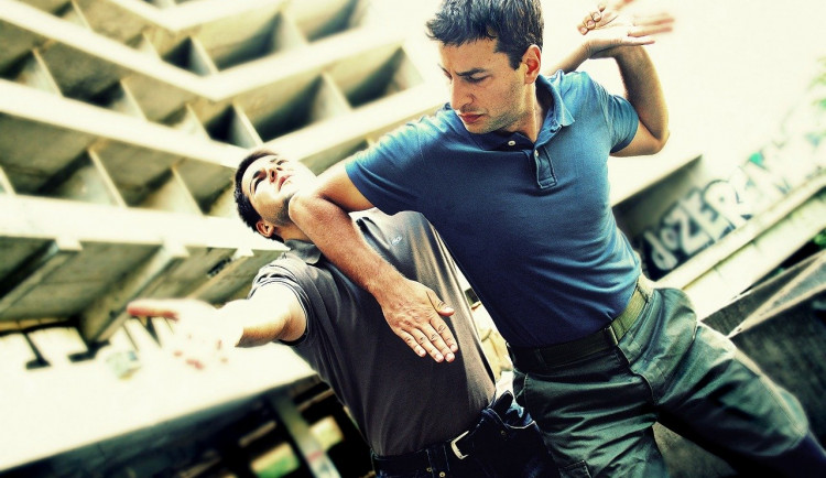 Muži nacvičovali bojové umění na ulici