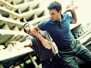 Muži nacvičovali bojové umění na ulici