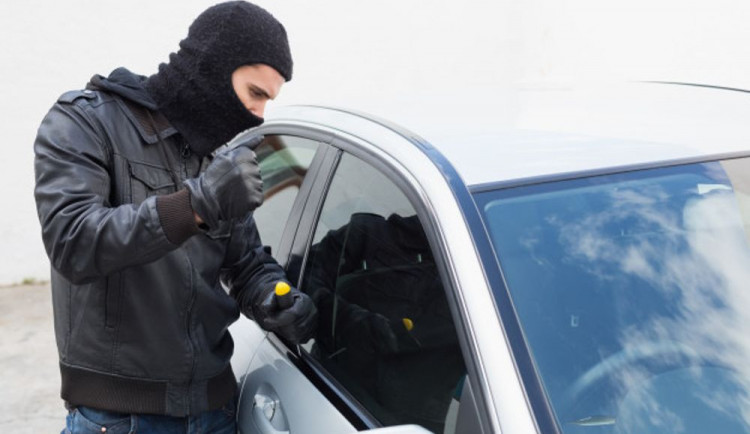 Zloději během víkendu odcizili ze zavřených aut cestovní kufr nebo multifunkční volant