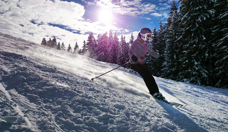 Helmu si při lyžování nasazuje sedm z deseti Čechů, ukázal průzkum