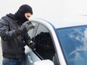 Zloději během víkendu odcizili ze zavřených aut cestovní kufr nebo multifunkční volant