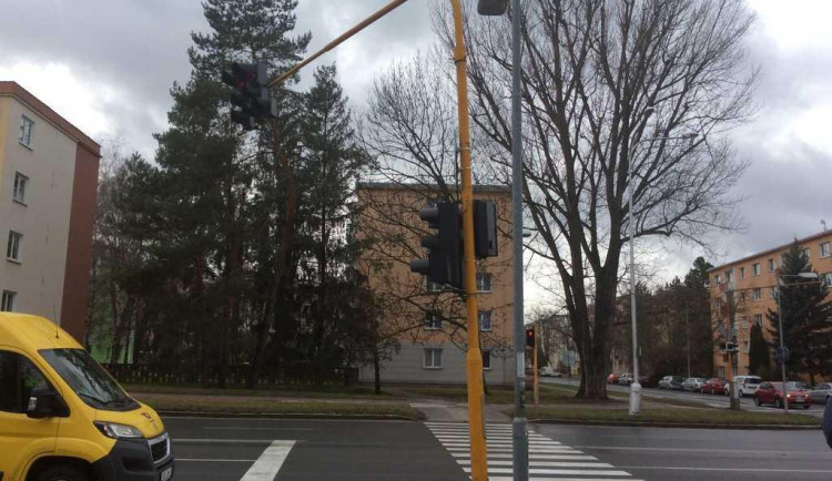 Silný vítr shazoval střešní krytiny a komplikoval dopravu. Hasiči museli zasahovat už od ranních hodin