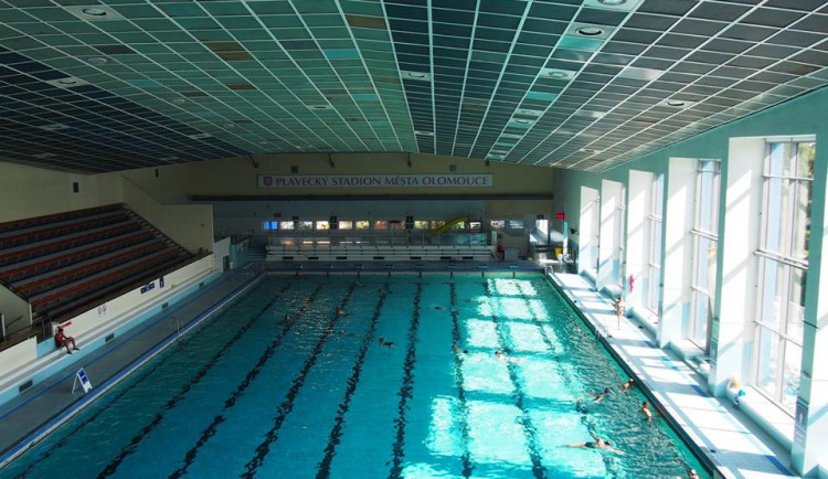 AKTUÁLNĚ: Plavecký stadion je kvůli  větrem poškozené střeše pro veřejnost zcela uzavřen