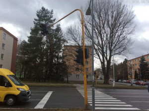 Silný vítr shazoval střešní krytiny a komplikoval dopravu. Hasiči museli zasahovat už od ranních hodin