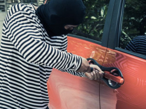 V Olomouci stoupá počet vykradených aut, zloděje lákají hlavně viditelně položené batohy a tašky