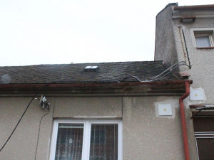 Nepozorný řidič strhl elektrické vedení a od nehody ujel. Škoda je 20 tisíc korun