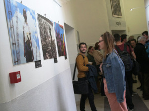 Všechny barvy naděje, výstavu k 10. výročí zemětřesení na Haiti otevřela Arcidiecézní charita Olomouc