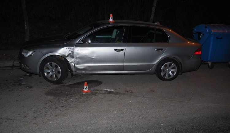 Hned dva řidiči vinou neopatrných jízd poškodili zaparkovaná vozidla, oba z místa odjeli