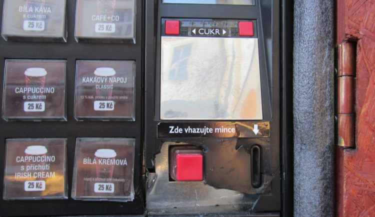 FOTO: Pachatel poškodil automaty na kávu a na potraviny. Škoda přesahuje 10 tisíc korun