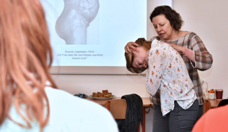 Do Olomouce se sjedou studentky z Belgie, Estonska a Česka. Čeká je škola porodní asistence