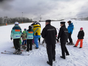 FOTO: Ve Ski areálu Hlubočky proběhla preventivní akce Policie ČR. Zaměřila se na krádeže