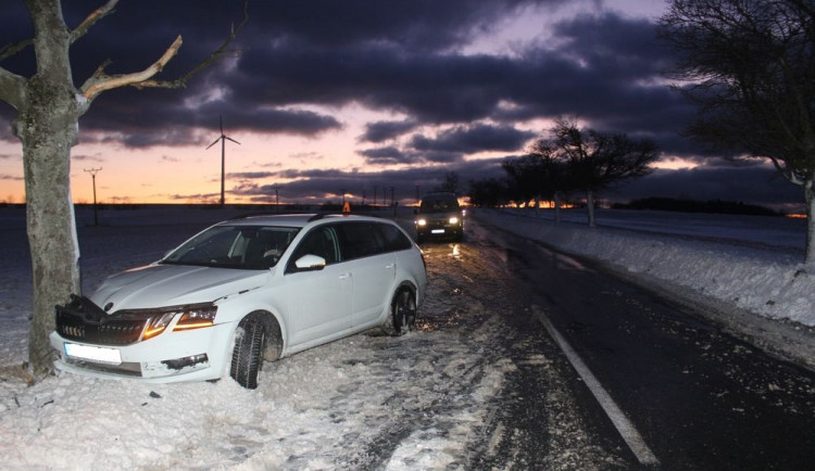 FOTO: Řidič dostal se svým autem na zasněžené silnici smyk a skončil ve stromu